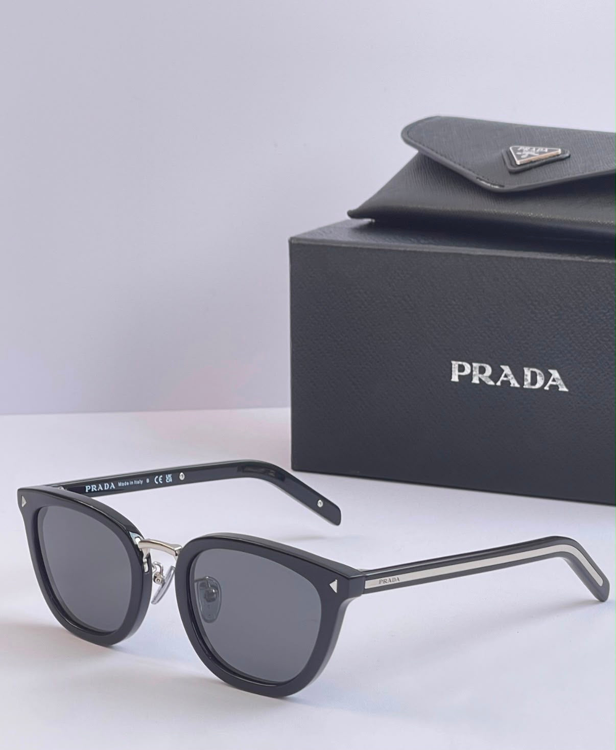 Gafas Prada sunglasses with the iconic metal plaque