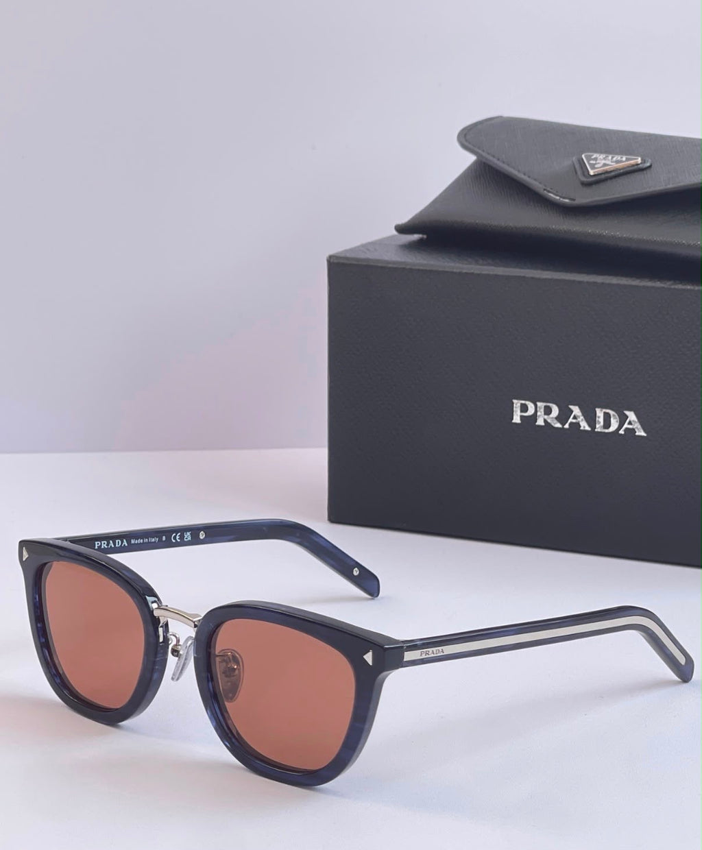 Gafas Prada sunglasses with the iconic metal plaque