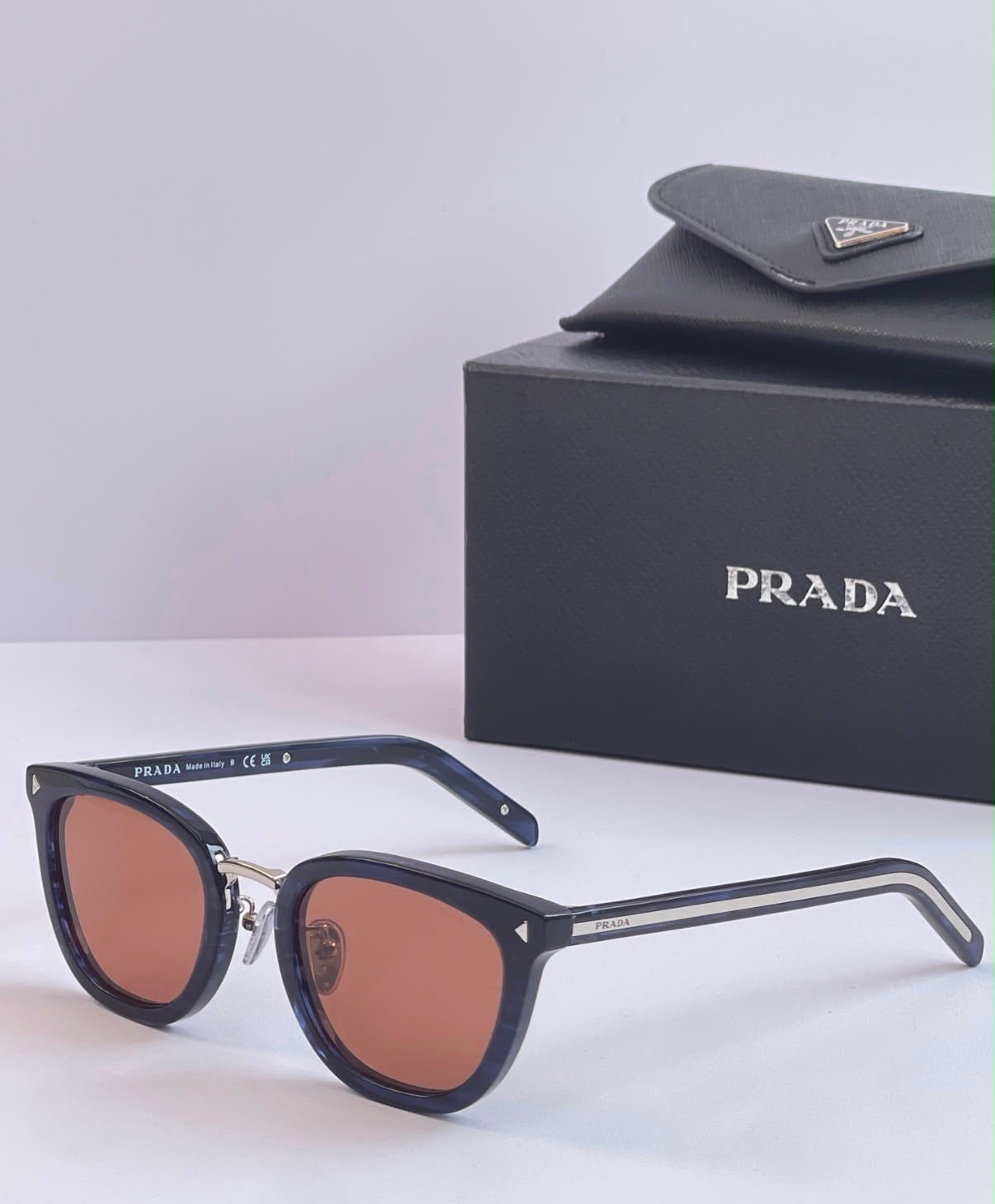 Gafas Prada sunglasses with the iconic metal plaque