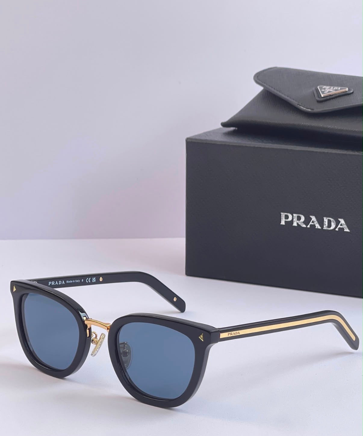 Gafas Prada sunglasses with the iconic metal plaque