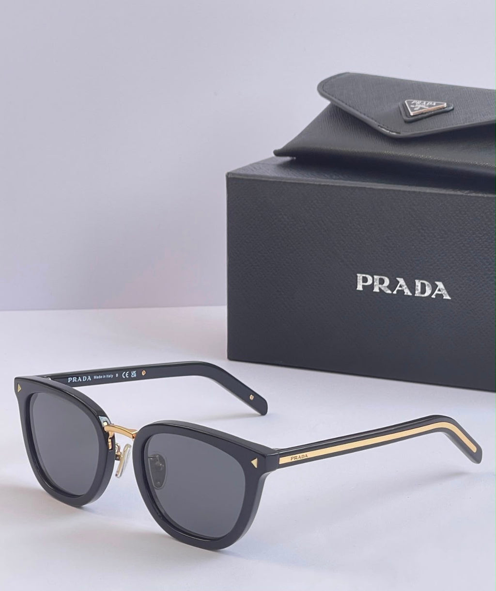 Gafas Prada sunglasses with the iconic metal plaque